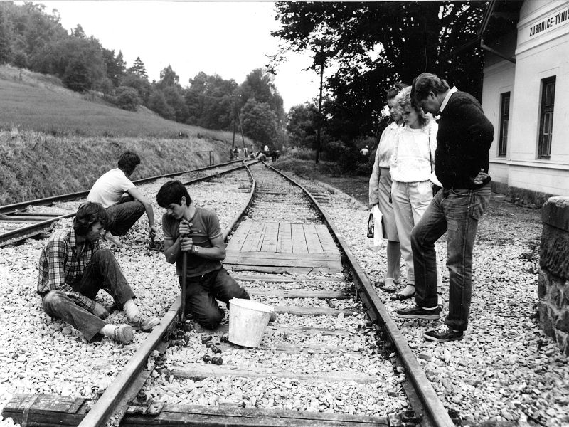 Ing. Jan Vyhnálek se studenty na nádraží v Zubrnicích  8. 6. 1988