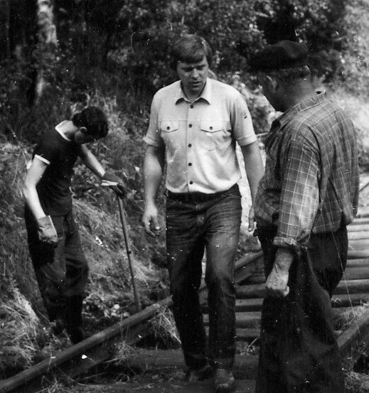Ing. Jan Vyhnálek se studenty při výcviku na trati v Zubrnicích 21. 6. 1983