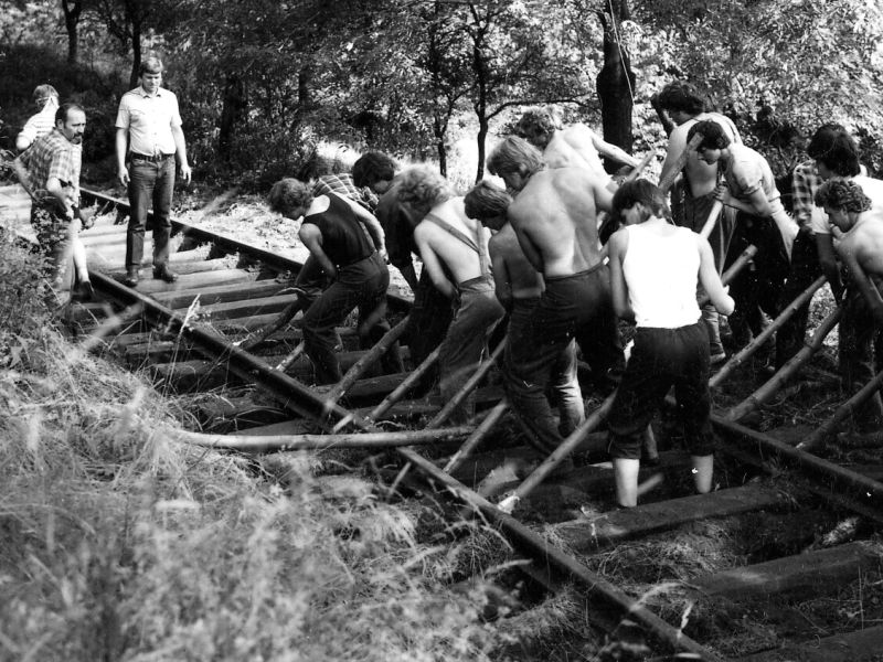 Se studenty při směrování trati v Zubrnicích  21. 6. 1983